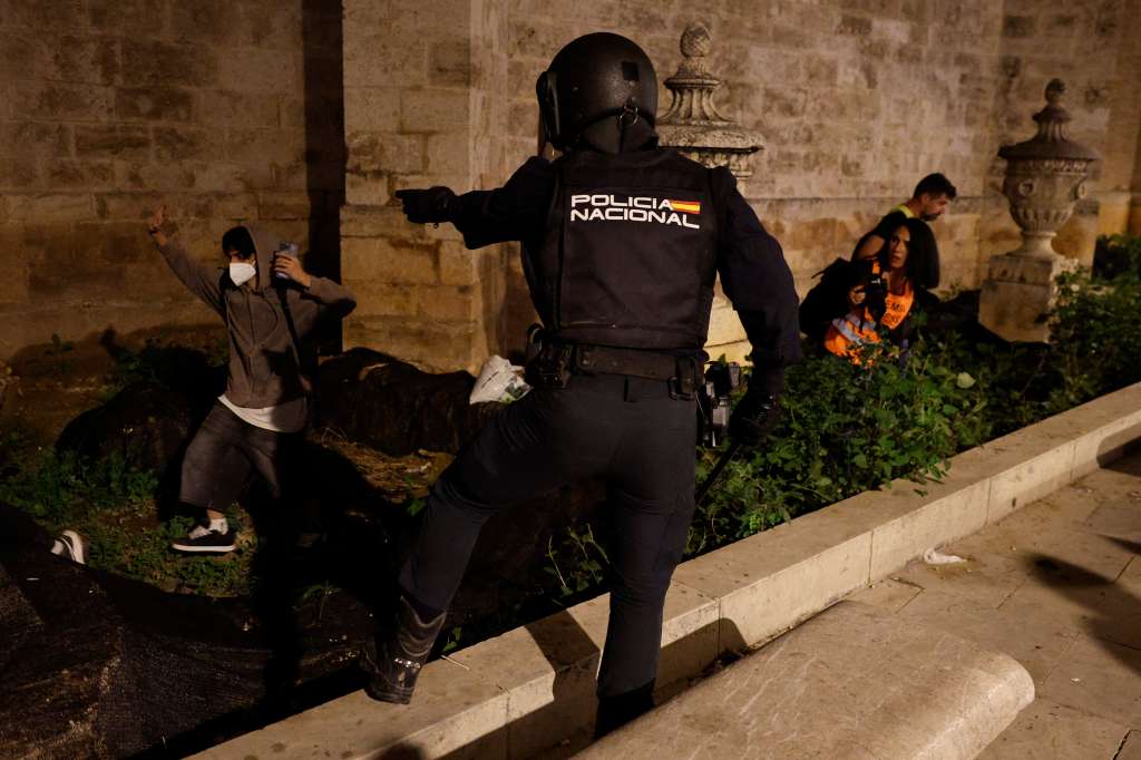 VALENCIA, 09/11/2024.- La policía carga tras la manifestación celebrada este sábado en la que cerca de 40 organizaciones sociales, cívicas y sindicatos de izquierda de la Comunitat Valenciana han protestado por la gestión de la dana y con el lema "Mazón dimisión", en alusión al president de la Generalitat. EFE/Kai Forsterling