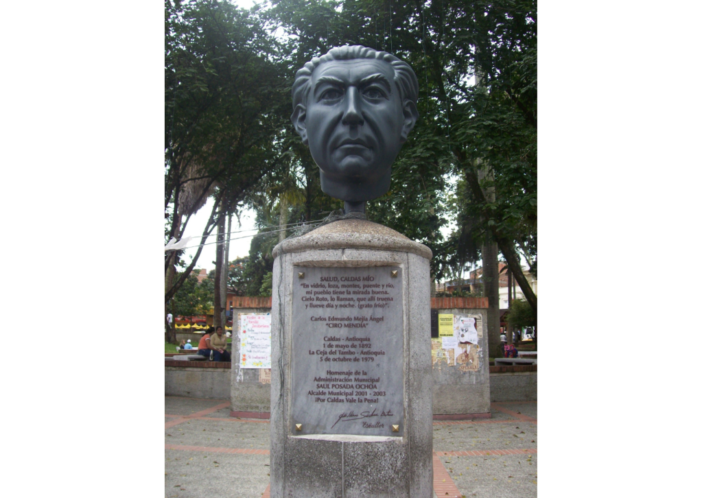 El busto de Ciro Mendía está exhibido en el parque Santander de Caldas en Antioquia.