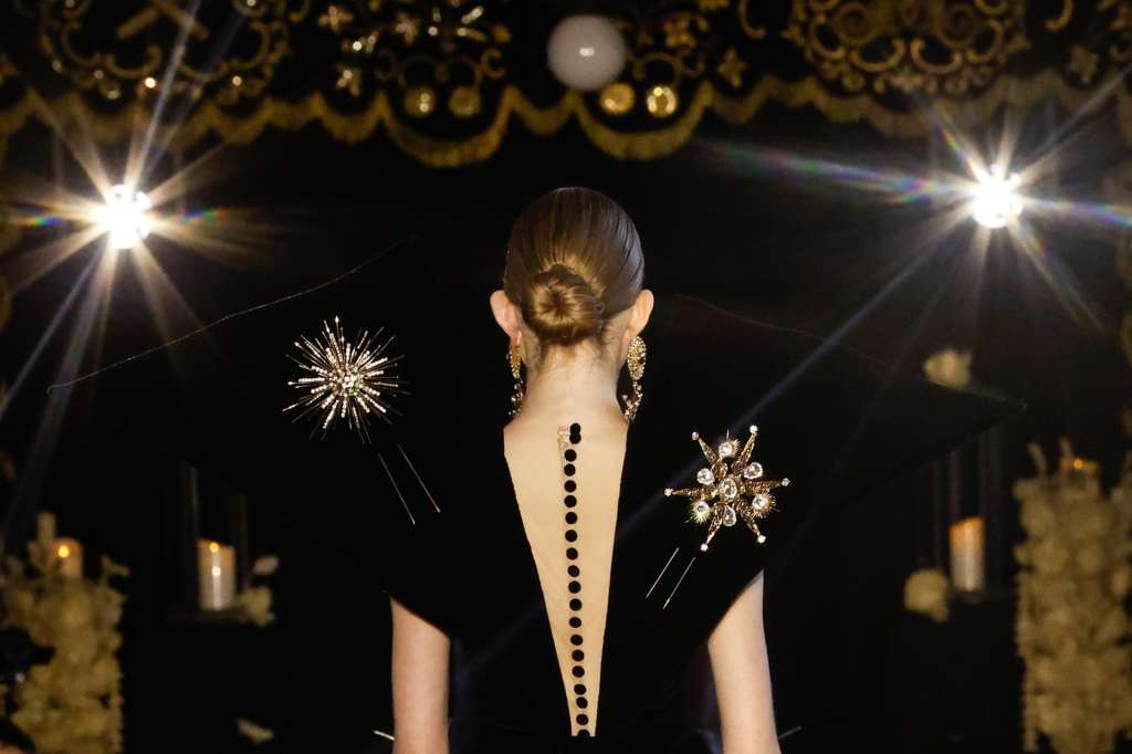Paris (France), 08/07/2025.- A model presents a creation from the Haute Couture Autumn/Winter 2025/2026 collection by Spanish designer Juana Martin during Paris Fashion Week, in Paris, France, 08 July 2025. The presentation of the women's Haute Couture collections runs from 07 to 11 July 2025. (Moda, Francia) EFE/EPA/MOHAMMED BADRA