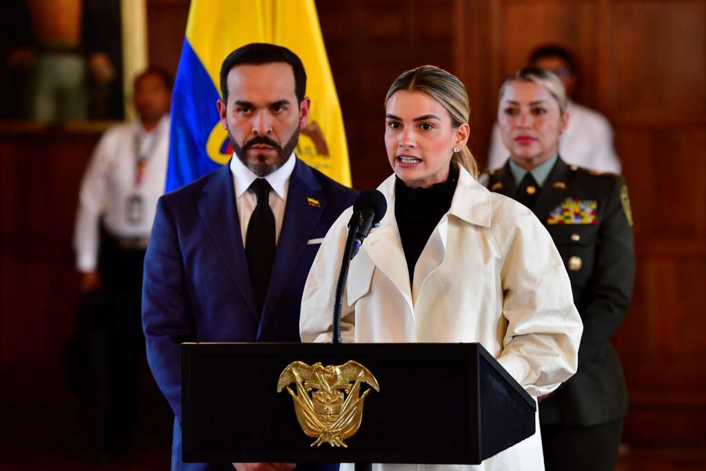 Presidente de Colombia durante rueda de prensa, lo acompaña su esposa y primera dama de la nación Ana Lucía Pineda para hablar del terremoto que generó varios daños en el país