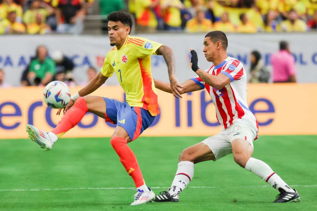 Houston (United States), 24/06/2024.- Colombia forward Luis Diaz (L) and Paraguay defender Gustavo Velazquez (R) in action during the CONMEBOL Copa America 2024 group D match between Colombia and Paraguay, in Houston, Texas, USA, 24 June 2024. EFE/EPA/LESLIE PLAZA JOHNSON