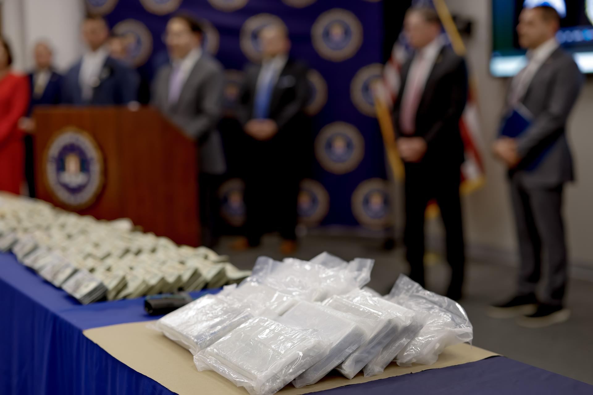 ATLANTA (United States), 21/11/2025.- Seized cash, packaged fentanyl and a handgun are displayed at the Atlanta Federal Bureau of Investigation (FBI) headquarters in Atlanta, Georgia, USA, 21 November 2025. Two men are facing federal charges, after 21 kilograms of fentanyl, more than 380,000 US dollars and a Glock handgun were seized during a Homeland Security Task Force raid in Forest Park, Georgia. EFE/EPA/ERIK S. LESSER