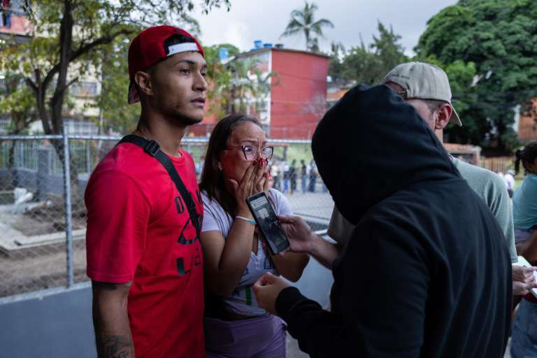 AME4131. CARACAS (VENEZUELA), 24/06/2026.- Personas reaccionan afuera de sus viviendas luego de dos fuertes terremotos que sacudieron el Caribe venezolano este miércoles, en Caracas (Venezuela). El principal fue un sismo de magnitud 7,5, informó el sistema oficial de alerta de tsunamis de Estados Unidos. EFE/ Rayner Peña