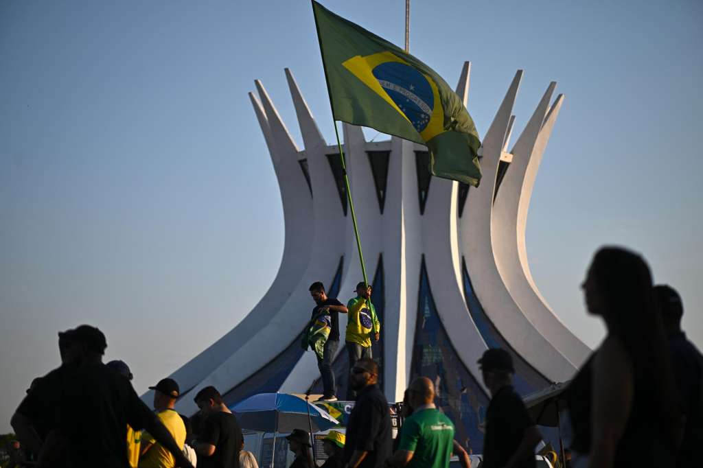 FOTODELDÍA AME5738. BRASILIA (BRASIL), 07/10/2025.- Simpatizantes del expresidente de Brasil Jair Bolsonaro, participan en una manifestación este martes, para exigir una amnistía "amplia, general e irrestricta" para el líder ultraderechista y el resto de los condenados por golpismo, en Brasilia (Brasil). EFE/ Andre Borges