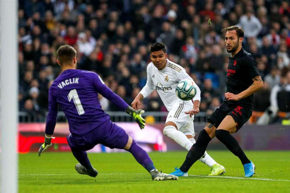 Casemiro al momento de anotar el gol del empate contra Sevilla. El brasilero fue la figura del partido tras anotar un doblete y darle la victoria al Real Madrid por 2-1. / EFE