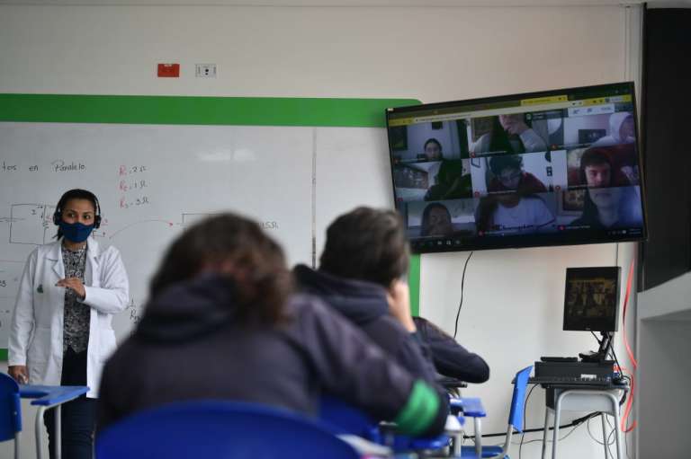 En el modelo de semipresencialidad, no se permite superar el aforo del 30 % en los espacios educativos.