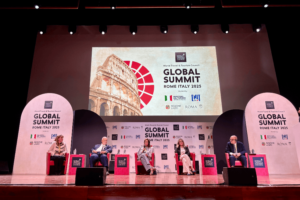 Gloria Guevara, CEO interina del WTTC; Manfredi Lefebvre, presidente electo del WTTC; Daniela Santanchè, ministra de Turismo de Italia, Ivana Jelinic, CEO de ENIT; y Greg O’Hara, el presidente del WTTC durante la rueda de prensa inaugural.