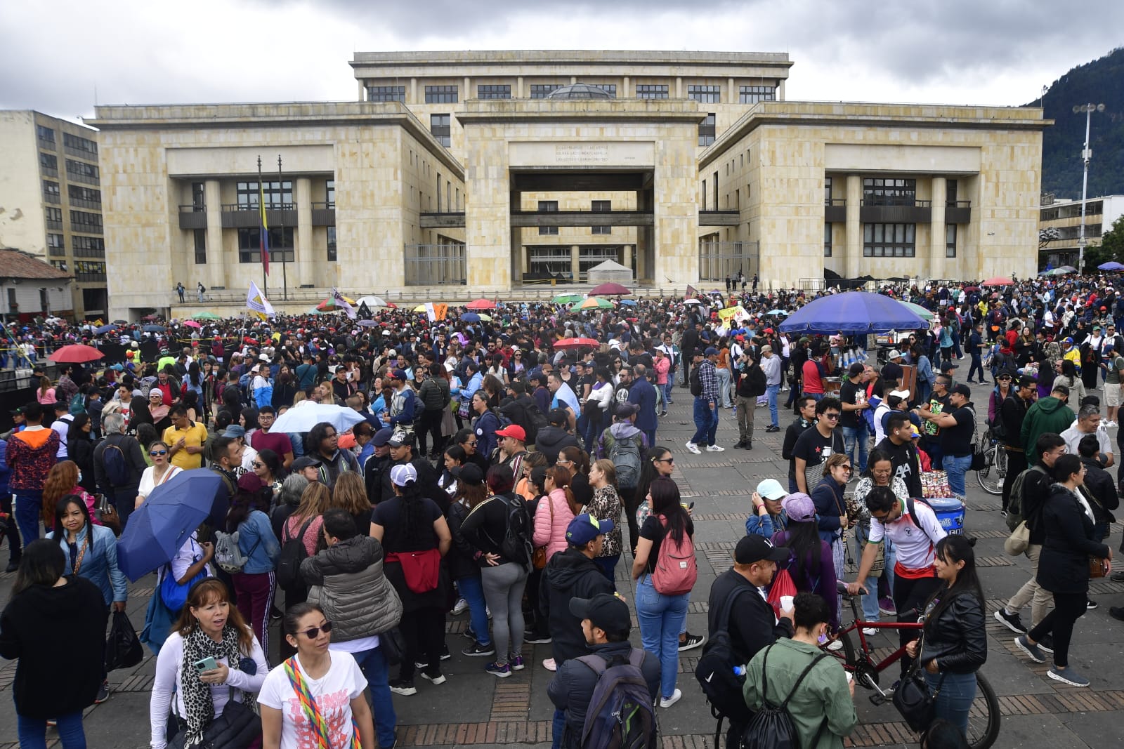 Así luce la plaza de Bolívar sobre la 1:23 p.m.