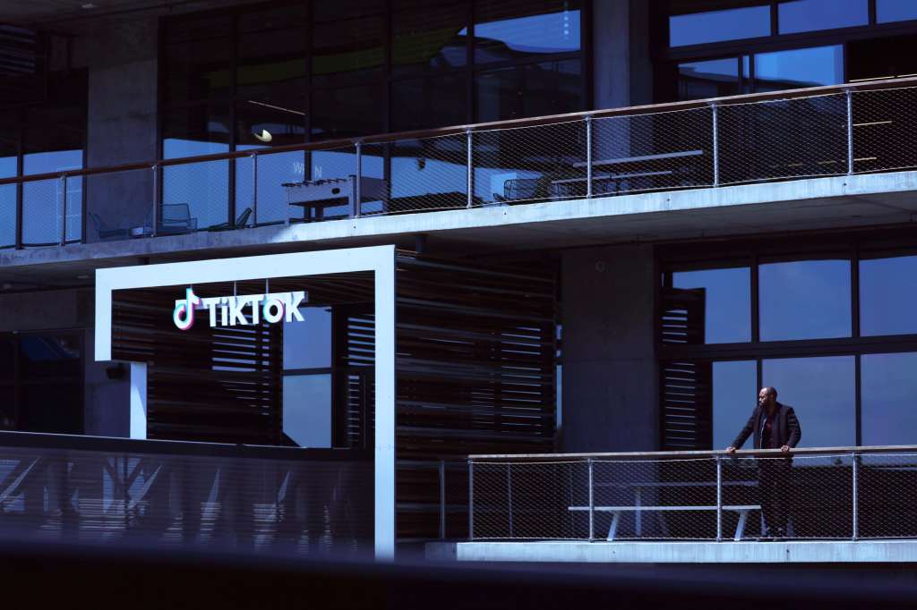 LOS ANGELES (ESTADOS UNIDOS), 25/04/2024.- Una persona observa desde un balcón en las oficinas de Tik Tok, el 24 de abril de 2024 en Los Ángeles, California (Estados Unidos). Tik Tok anuncio que llevara a los tribunales la ley aprobada por el Congreso de EE.UU. que obliga a su matriz, ByteDance, a vender las operaciones de la red de los videos, de no poder operar más en la nación norteamericana. EFE/EPA/ALLISON DINNER