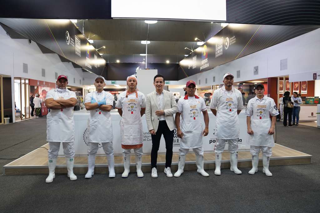 Jeffrey Fajardo, presidente ejecutivo de Porkcolombia -FNP, junto a los seis semifinalistas de Maestro en Cortes de la Carne de Cerdo 2024.