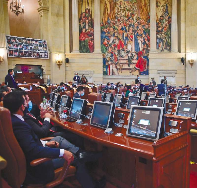 El autor de la iniciativa negó que se quisiera aumentar el salario de los congresistas. Según dijo, buscaba que servidores públicos (y congresistas) tengan un básico y pago por gestión.