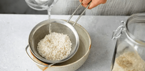 ¿Se debe lavar el arroz antes de cocinarlo?