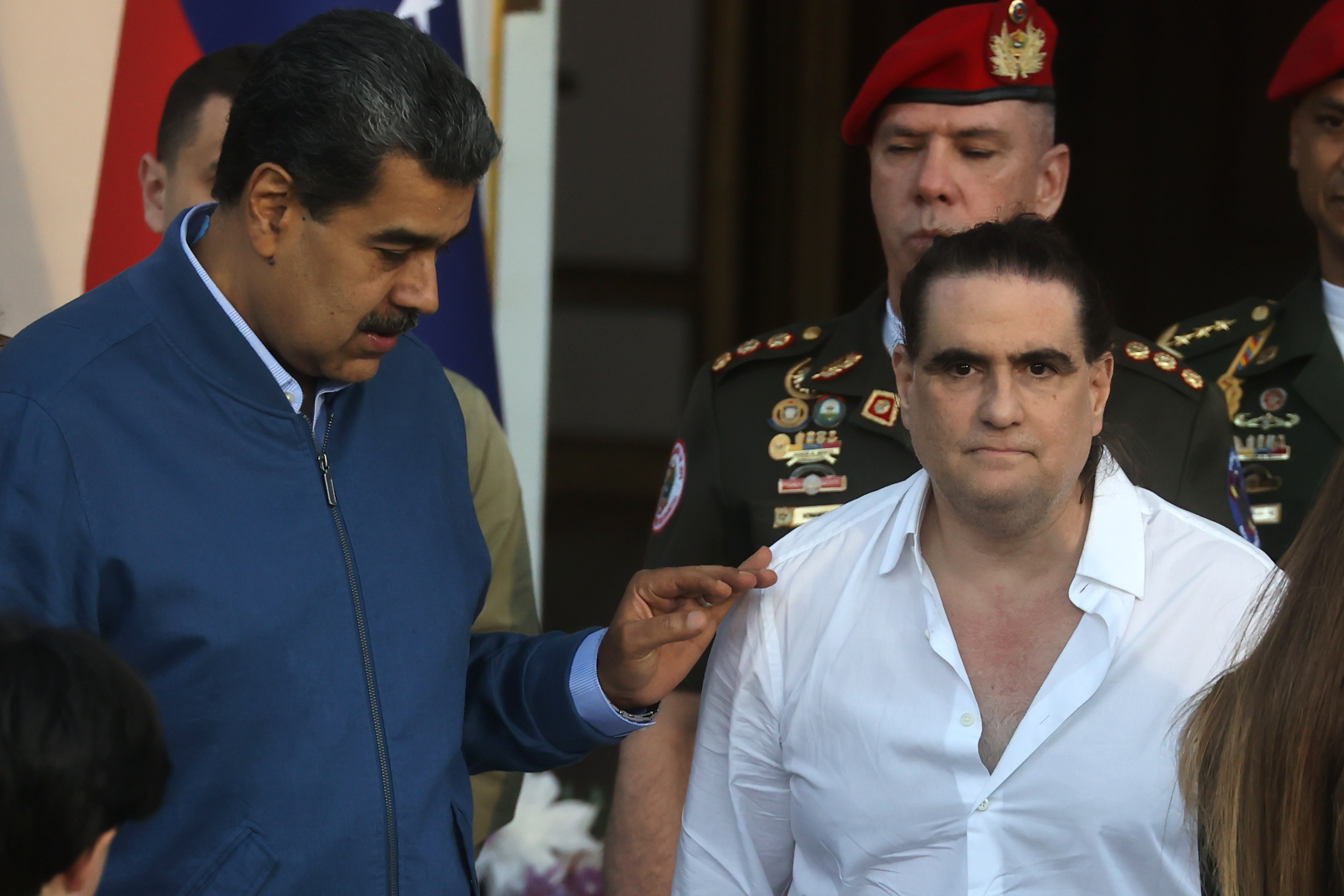 AME5413. CARACAS (VENEZUELA), 20/12/2023.- El presidente de Venezuela Nicolás Maduro (i) recibe al empresario colombiano Alex Saab hoy, en el Palacio de Miraflores en Caracas (Venezuela). Saab fue liberado por el gobierno de los Estados Unidos -mediante negociaciones con el Gobierno chavista-, donde estaba acusado por el delito de conspiración para blanqueo de dinero. EFE/ Miguel Gutiérrez