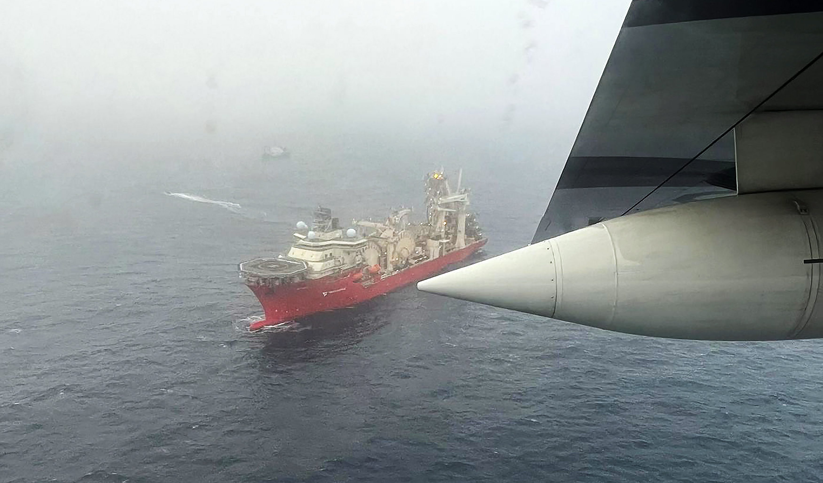 Boston (United States), 21/06/2023.- A handout photo made released by the US Coast Guard showing the Bahamanian research vessel 'Deep Energy' on site during the ongoing search for the 21-foot submersible Titan, in Boston, Massachusetts, USA, 21 June 2023. The United States Coast Guard, along with Canadian authorities, is searching the ocean depths for a submersible with Ocean Gate Expeditions, carrying tourists visiting the Titanic wreckage, 900 miles (1500 km) off the coast of Cape Cod, that lost contact on 18 June 2023. (Estados Unidos) EFE/EPA/US COAST GUARD HANDOUT HANDOUT EDITORIAL USE ONLY/NO SALES