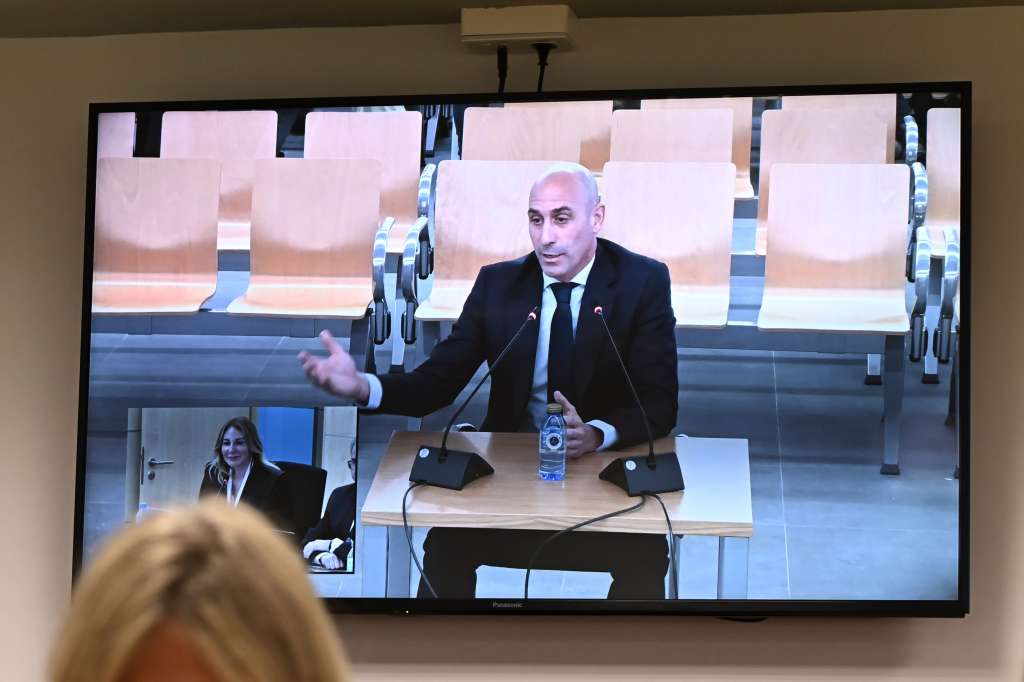 SAN FERNANDO DE HENARES (MADRID), 11/02/2025.- Vista de la pantalla en la sala de prensa de la Audiencia Nacional en San Fernando de Henares donde se ve la declaración d expresidente de la Federación de Fútbol Luis Rubiales por el beso que dio a Jenni Hermoso tras la final del Mundial de 2023. EFE/ Fernando Villar