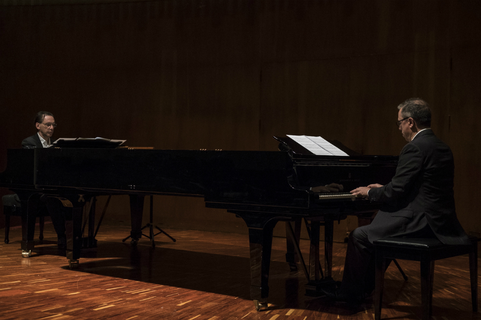 Mário Laginha es más cercano al jazz y las músicas populares, mientras que Pedro Burmester tiene una hoja de vida típica de un pianista clásico. / Gabriel Rojas © Banco de la República