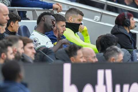 La mala hora de Dávinson Sánchez: salió abucheado en el partido de Tottenham