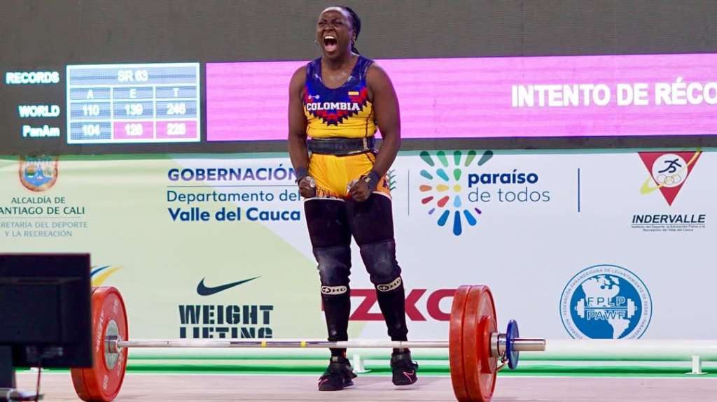 Yenny Sinisterra celebra su victoria en Forde, Nigeria.