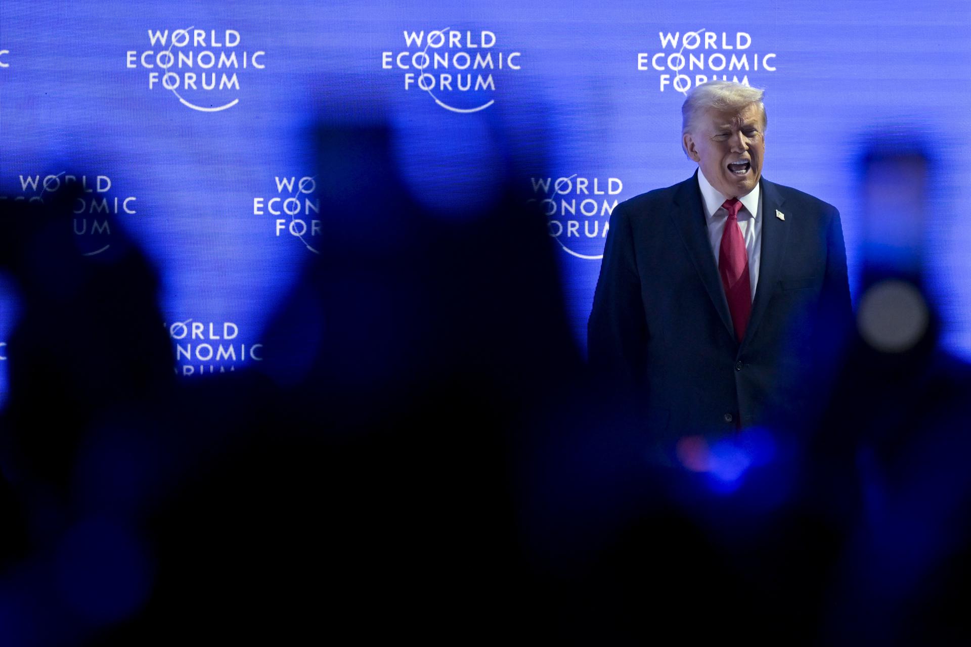 DAVOS (Switzerland), 21/01/2026.- US President Donald Trump enters the stage at the 56th annual meeting of the World Economic Forum (WEF) in Davos, Switzerland, 21 January 2026. The meeting under the topic 'A Spirit of Dialogue' brings together entrepreneurs, scientists, and corporate and political leaders in Davos and takes place from 19 to 23 January in Davos. (Suiza) EFE/EPA/GIAN EHRENZELLER
