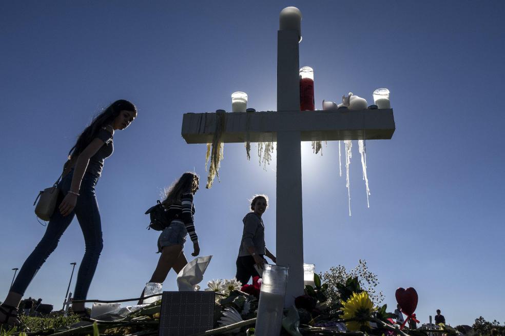 Personas se reunieron en una vigilia en recuerdo de las 17 víctimas en la escuela Marjory Stoneman, de Florida. / AFP