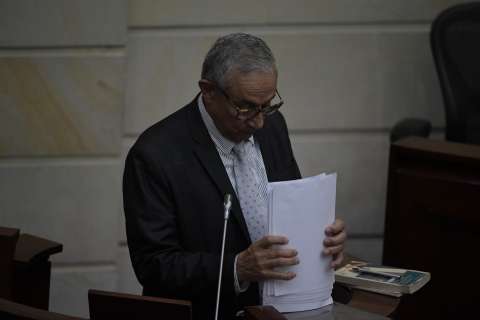 Julián Gallo interpone queja disciplinaria contra director del Centro de Memoria Histórica