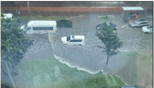 En la Carrera 7 con Calle 123 se presentó una inundación sobre la vía.  / Cortesía: Twitter, @linapc.