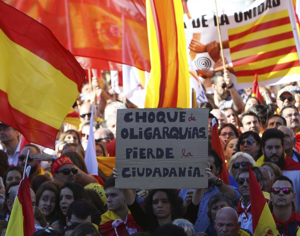 Estos últimos meses han crispado los ánimos y abierto nuevas heridas en ambos bandos, en especial por los errores cometidos tanto por Puigdemont como por Rajoy. / EFE - Javier Etxezarreta