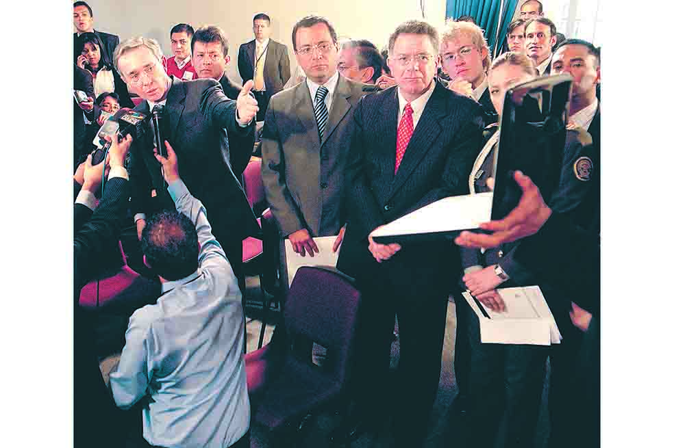 El 25 de agosto de 2008 el entonces presidente Uribe denunció un cartel de testigos en su contra. /David Campuzano
