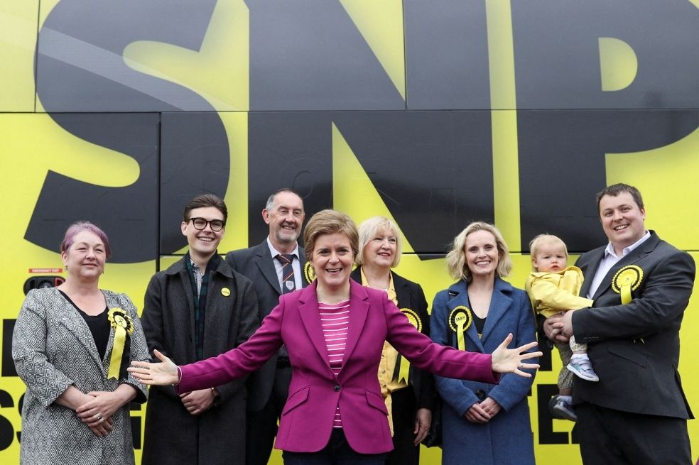 La primera ministra de Escocia, Nicola Sturgeon, posa con candidatos locales en Arbroath (Escocia), de cara a las elecciones del 5 de mayo.