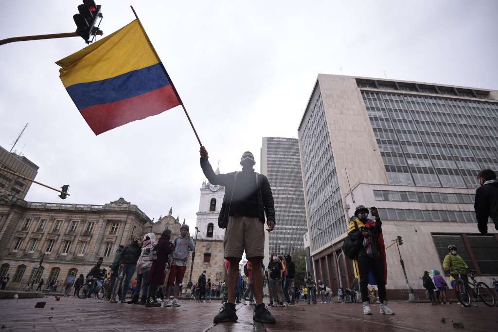 Protestas, disturbios y altercados entre estudiantes y centrales obreras con el ESMAD, en el centro de Bogotá.