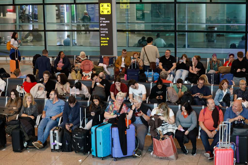 GRAFCAT094. BARCELONA, 04/11/2024.- Decenas de pasajeros esperan en la zona intermodal del Aeropuerto de El Prat para recabar información sobre sus vuelos después de que las fuertes tormentas hayan obligado a cancelar hasta ahora medio centenar de vuelos de salida y a desviar otros 17 en el Aeropuerto de Barcelona-El Prat, donde se han producido además algunas inundaciones en los vestíbulos de la T-1 y en el aparcamiento. EFE/Toni Albir