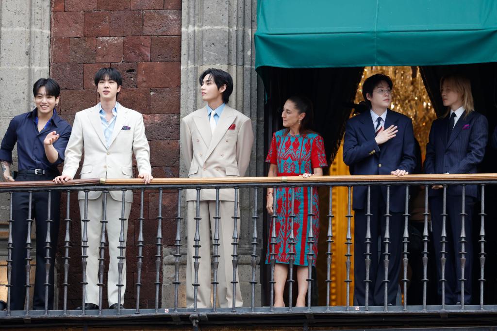ACOMPAÑA CRÓNICA: MÉXICO BTS MÚSICA MEX2020. CIUDAD DE MÉXICO (MÉXICO), 06/05/2026.- La presidenta de México, Claudia Sheinbaum (3-d), reacciona junto a los integrantes del grupo surcoreano de K-pop BTS este miércoles, durante una visita al Palacio Nacional de Ciudad de México (México). EFE/ Sáshenka Gutiérrez