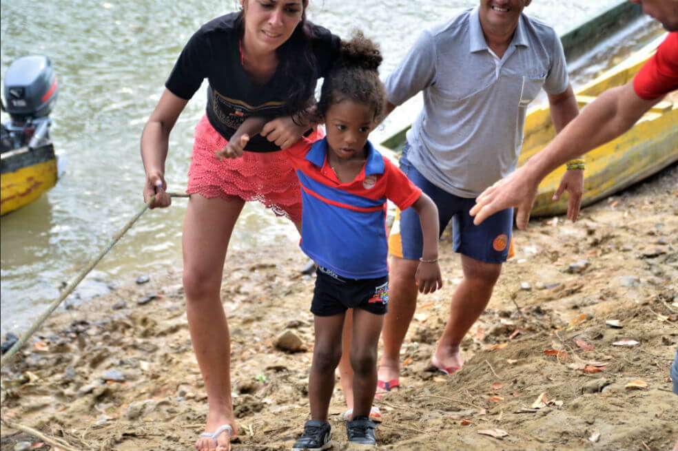 Julio García, de 3 años de edad, y su familia cubana llegan a La Peñita después de 15 días de selva y son asistidos por autoridades migratorias. Se enfrentan a dos opciones: pasar a Costa Rica rumbo a EE. UU. o ser deportados a Colombia? / Foto cortesía de Enrique Patiño y Clara Luna