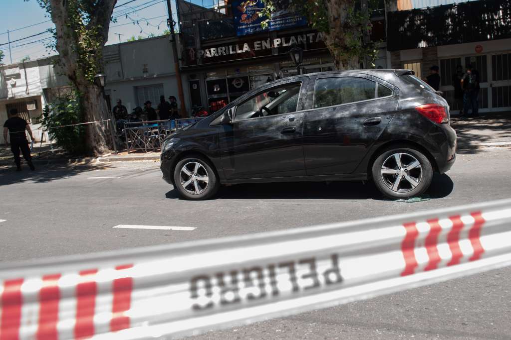 AME8944. ROSARIO (ARGENTINA), 22/11/2023.- Policías investigan la zona y el vehículo de Agustina Scaglia, prima de Antonela Rocuzzo, esposa de Lionel Messi, quien fue víctima de un violento robo en las calles de Rosario (Argentina). El vehículo de Agustina Scaglia fue interceptado y baleado por delincuentes en la calle Lavalle entre Cochabamba y Pellegrini de la ciudad de Rosario, en Argentina. Luego de romper una de las ventanas los delincuentes robaron dos bolsos que contenían 4 millones de pesos argentinos. EFE/ Franco Trovato Fuocoo