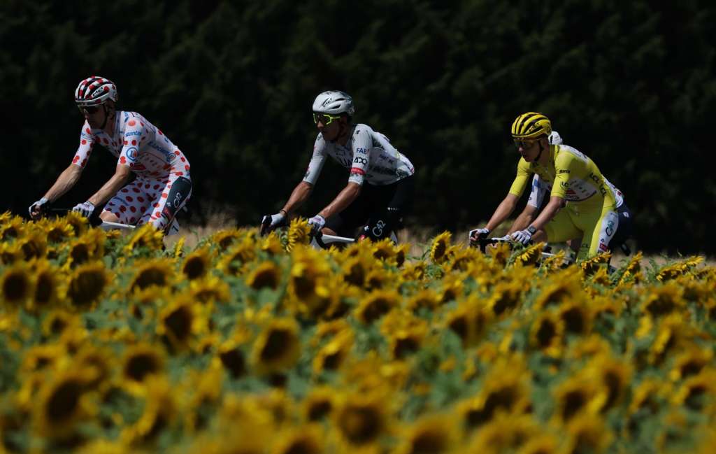 FOTODELDÍA CHINON / CHATEAUROUX, 13/07/2025.- El ciclista belga Tim Wellens (i) del UAE Team Emirates, el ciclista español Marc Soler (c) del UAE Team Emirates y el ciclista esloveno Tadej Pogacar (de) del UAE Team Emirates en acción durante la 9.ª etapa del Tour de Francia, este domingo.-EFE/ Christophe Petit Tesson