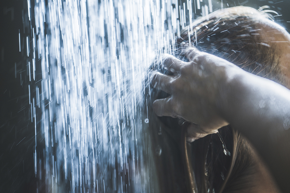 Baño del cabello con agua caliente.