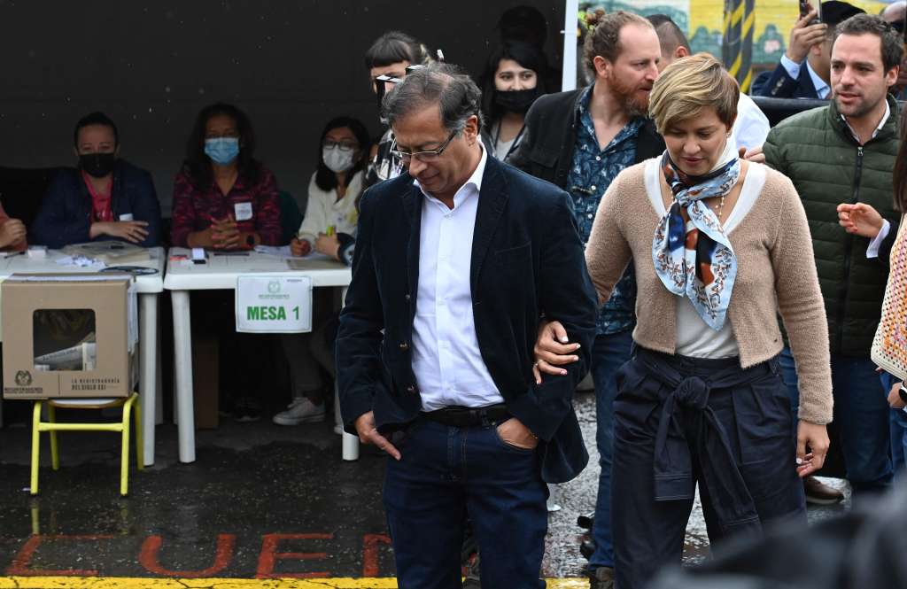 The Colombian presidential candidate for the Historic Pact coalition, Gustavo Petro (L), arrives with his wife Verónica Alcocer at a polling station to cast his vote during the presidential election, in Bogota on May 29, 2022.  (Photo by Juan BARRETO / AFP)