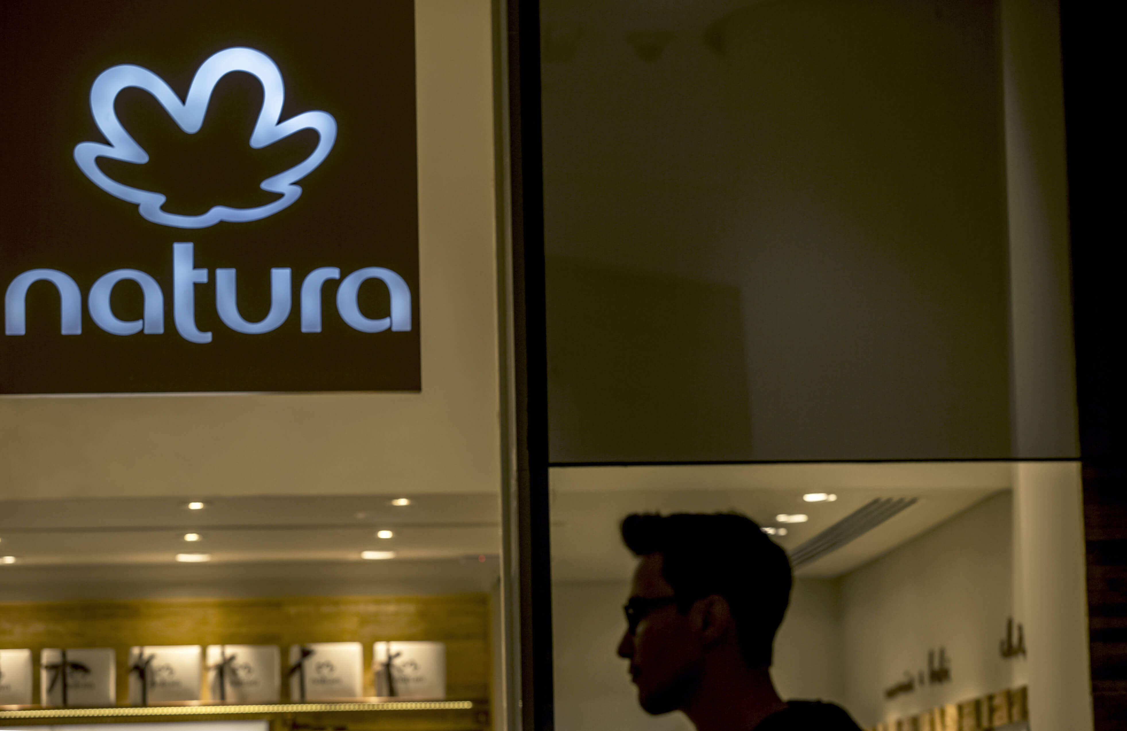 El líder de los cosméticos de Brasil, Natura anunció la adquisición del estadounidense Avon. / Bloomberg News.