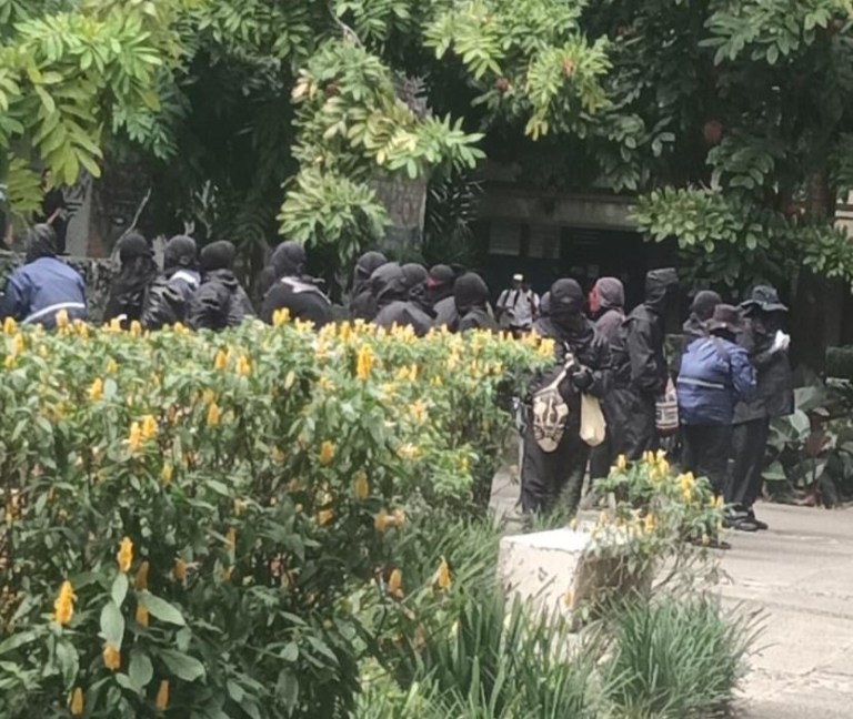 Evacuaron Universidad de Antioquia en Medellín por desmanes con encapuchados