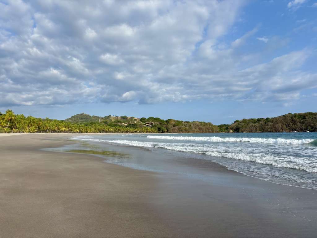 Las playas de Costa Rica son un paraíso de turismo sostenible dividido entre dos costas: el Pacífico, ideal para el surf y la aventura, y el Caribe, famoso por sus aguas cristalinas, arena dorada y cultura afrocaribeña.