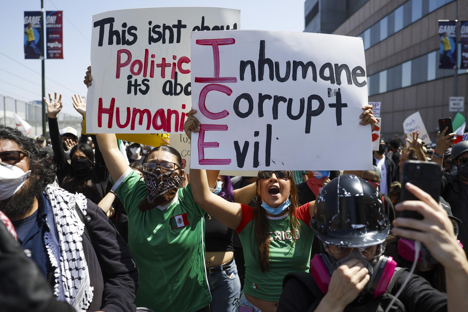 LOS ANGELES (United States), 09/06/2025.- Activists display signs during protests sparked by immigration raids in Los Angeles, California, USA, 08 June 2025. US President Donald Trump has deployed 2,000 National Guard troops, despite not receiving a request from the state of California for any additional assistance, following large protests against ongoing immigration enforcement raids in the Los Angeles area over the last couple of days. (Protestas) EFE/EPA/CAROLINE BREHMAN