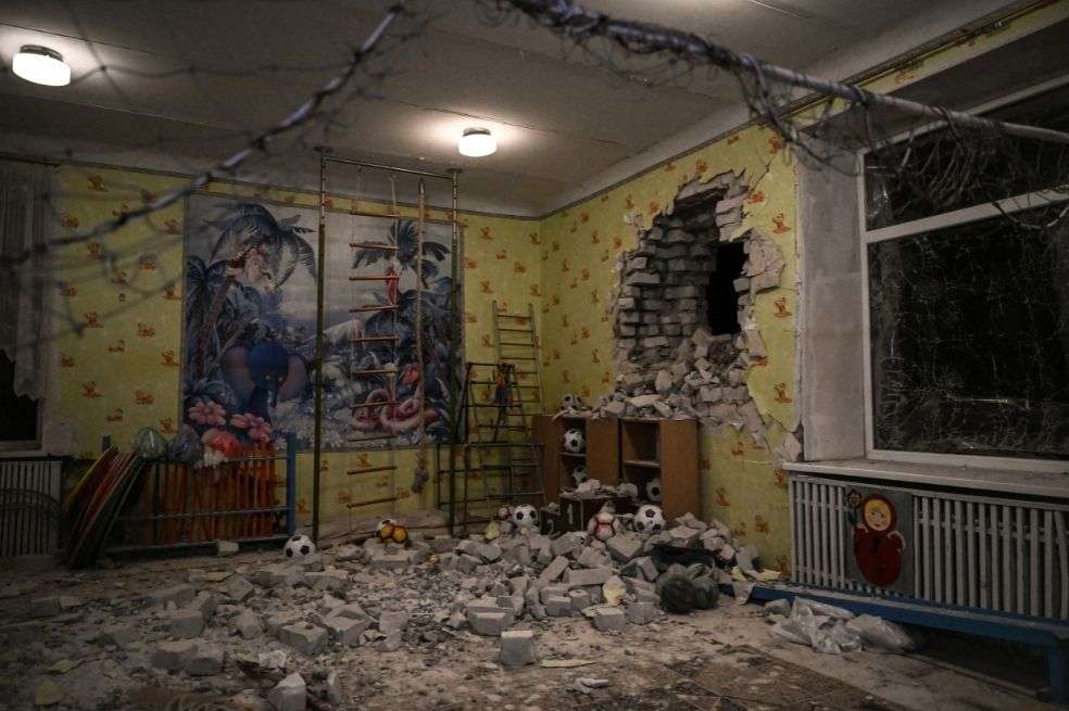 Una fotografía muestra los escombros después del bombardeo informado de un jardín de infancia en el asentamiento de Stanytsia Luhanska, Ucrania.