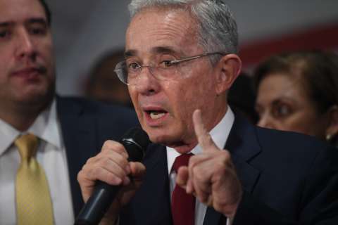“Gracias a Dios por este paso positivo”: las veces que Uribe usó Twitter para hablar de su proceso