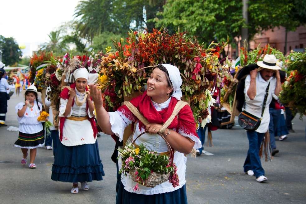 El Desfile de Silleteros es el evento central de la Feria de las flores en Medellín.