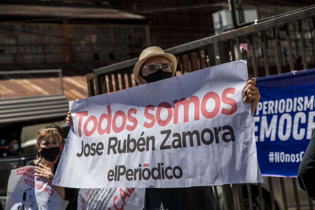 AME6665. CIUDAD DE GUATEMALA (GUATEMALA), 01/08/2022.- Ciudadanos y periodistas guatemaltecos realizaron un plantón para protestar en contra de la captura del periodista y presidente de El Periódico José Ruben Zamora, hoy frente a la Torre de Tribunales en Ciudad de Guatemala (Guatemala). El Procurador de los Derechos Humanos de Guatemala, Jordán Rodas, aseguró este lunes que desconoce el paradero del reconocido periodista José Rubén Zamora, quien debía ser trasladado a primera hora de la mañana al Organismo Judicial. El ombudsman añadió que Zamora tenía que ser llevado por el Sistema Penitenciario desde las 07.30 hora local (13.30 GMT) a la Torre de Tribunales del Organismo Judicial guatemalteco, para una audiencia de primera declaración a las 10.00 hora local (16.00 GMT). EFE/Esteban Biba
