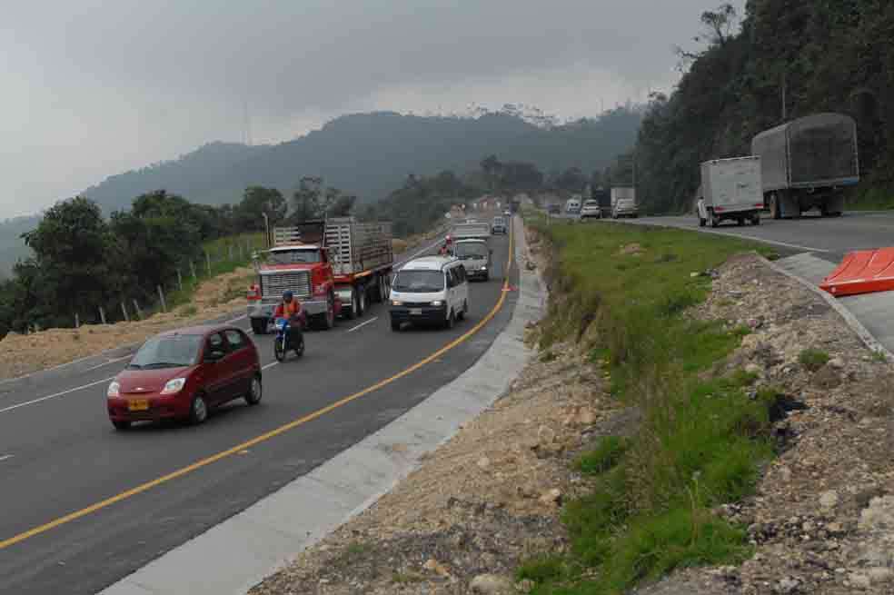 La vía Bogotá-Girardot también será ampliada, según el vicepresidente Germán Vargas Lleras. /Archivo