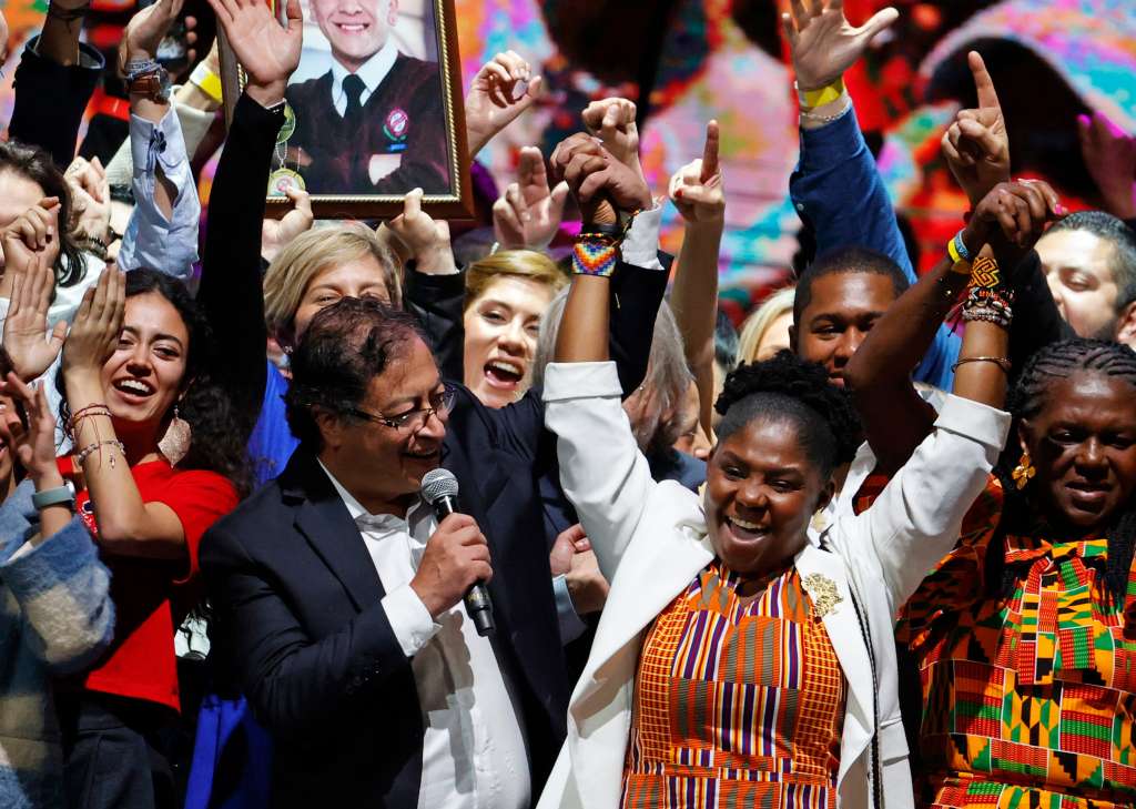 AME7774. BOGOTÁ (COLOMBIA), 19/06/2022.- El presidente electo Gustavo Petro celebra junto a su formula a la vicepresidencia, Francia Márquez, tras obtener 11.270.944 votos, equivalentes al 50,49 %, hoy en el Movistar Arena en Bogotá (Colombia). El presidente electo de Colombia, el izquierdista Gustavo Petro, propuso este domingo que los países de América Latina se unan para hablar con Estados Unidos y sentar las bases de una "transición energética" ante los estragos causados por el cambio climático, mientras que la vicepresidenta electa de Colombia, Francia Márquez, primera mujer afrodescendiente que ocupará el cargo, celebró este domingo que el país tendrá el primer "gobierno popular y de los nadies" de su historia, "un paso importante para reconciliar la nación". EFE/ Mauricio Dueñas Castaneda