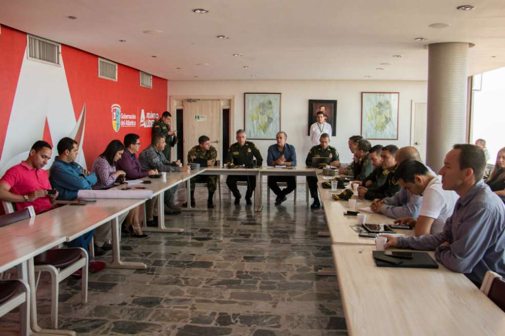 En el Comité de Orden Público estuvieron presentes el gobernador del Atlántico, Eduardo Verano, el secretario del Interior, Guillermo Polo; el comandante de la Mebar, general Mariano Botero Coy; el comandante de la Segunda Brigada del Ejército, general Jairo Leguizamon Rivas; el comandante de Cacom 3, coronel Álvaro Pino Canosa; el director de la Escuela Naval de Suboficiales, contraalmirante Juan Ricardo Rozo; y la directora seccional de Fiscalías, Ángela Bedoya. / Cortesía.