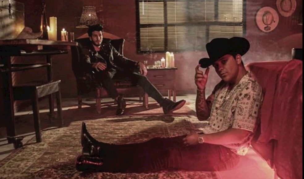 Sebastián Yatra y Christian Nodal unen sus voces en "Esta noche", su primera colaboración que lanzaron junto a un video musical en el que los artistas juegan con el contraste y el azul para ilustrar sus diferentes géneros musicales y estilos. / EFE