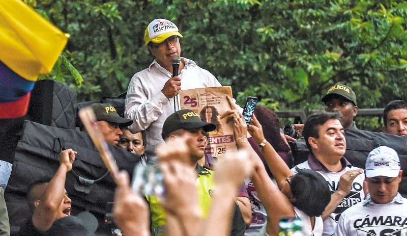 Colombian presidential candidate for the Colombia Humana party, Gustavo Petro (C), delivers a speech at a rally in Medellin, Colombia, on February 22, 2018. / AFP / JOAQUIN SARMIENTO